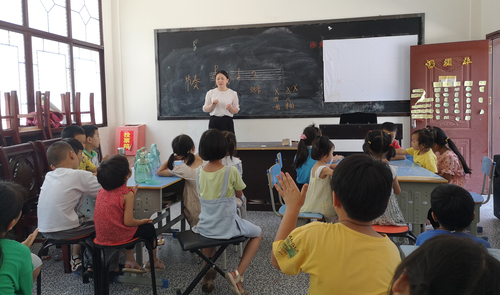 【关注与关心】学院教师为新桥村儿童进行音乐教学